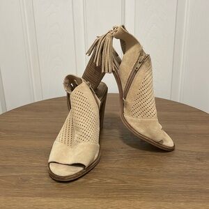 Gianni Bini Tan Tassel heels, size 10